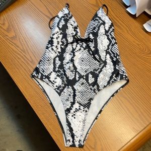 Worn once to pool party Like new No picks medium